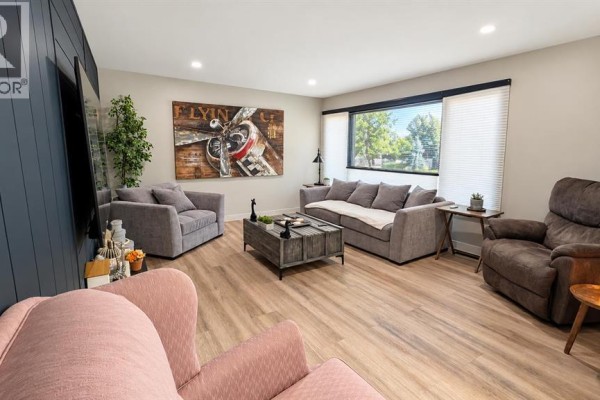 Living room - 47 Montcalm Avenue, Camrose, AB T4V2K9 Photo 4