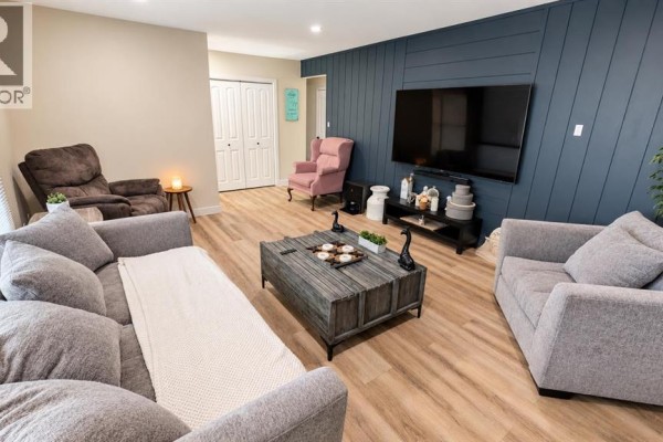 Living room - 47 Montcalm Avenue, Camrose, AB T4V2K9 Photo 5