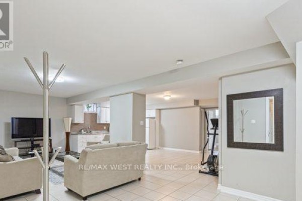 Family room - 47 Timber Lane, Vaughan, ON L4L3J6 Photo 5