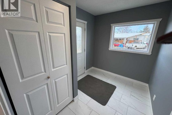 Living room - 470, 3223 83 Street Nw, Calgary, AB T2B5P3 Photo 4