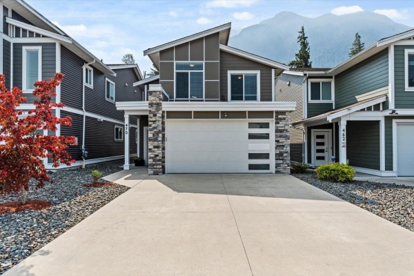 Front view of a modern townhouse complex with mountainous backdrop. - 470 Fort Street, Hope, Hope
