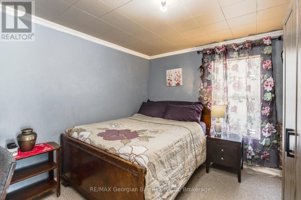 Bedroom with floral comforter and curtains - 470 Manly Street Midland