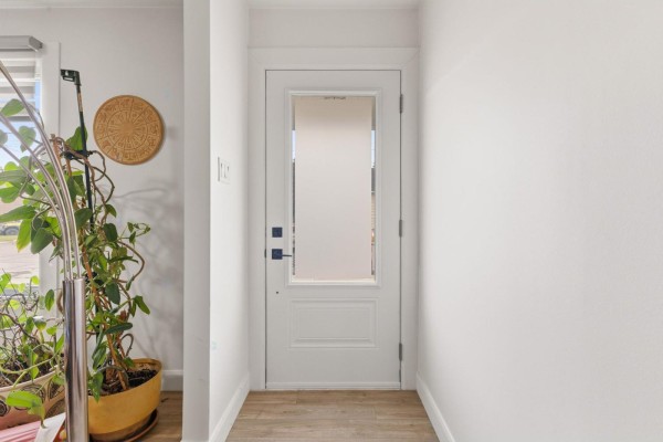 Interior view of a white door with a frosted glass window, leading into a hallway. - 470 Rue Des Pins, Gatineau