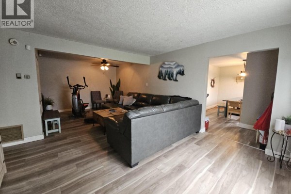 4704 50 Avenue Ne, Chetwynd, BC, photo 3