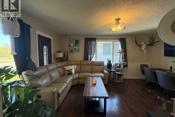 Living room/Dining room - 4705 49 Street, Lloydminster, SK S9V0L9 Photo 2
