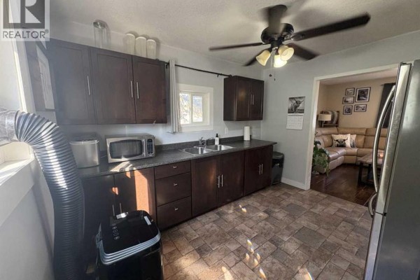 4pc Bathroom - 4705 49 Street, Lloydminster, SK S9V0L9 Photo 5