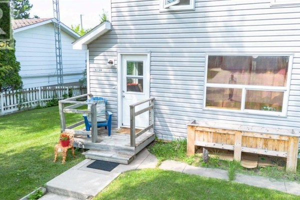 Living room - 4706 48 Street, Stettler, AB T0C2L0 Photo 4