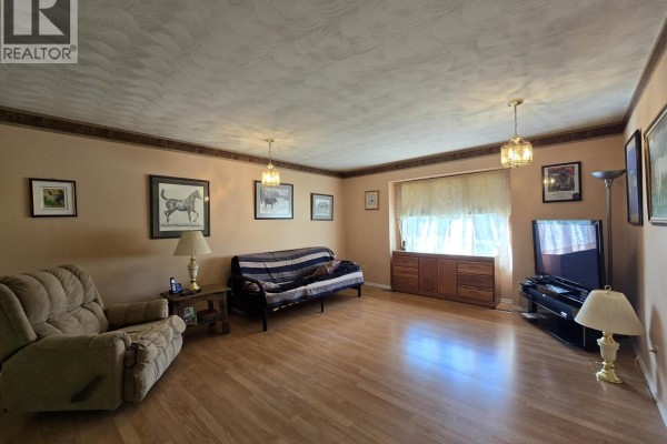 Kitchen - 4706 North Meadow Road, Prince George, BC V2K4K1 Photo 2