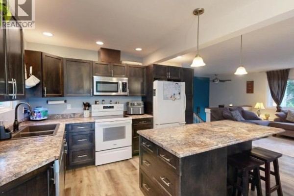 Kitchen - 4710 Bowness Ave, Powell River, BC V8A3S3 Photo 3