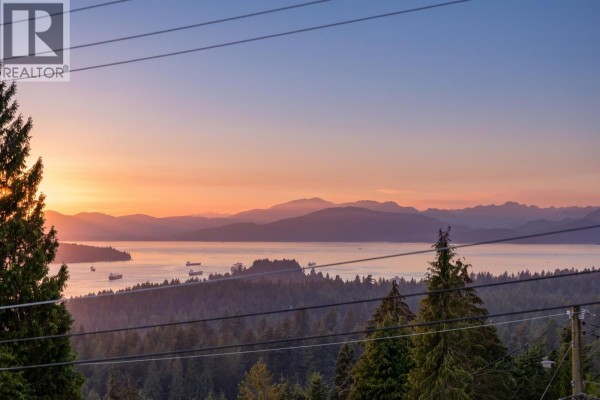 4716 Skyline Drive, North Vancouver, BC V7R3H8 Photo 2