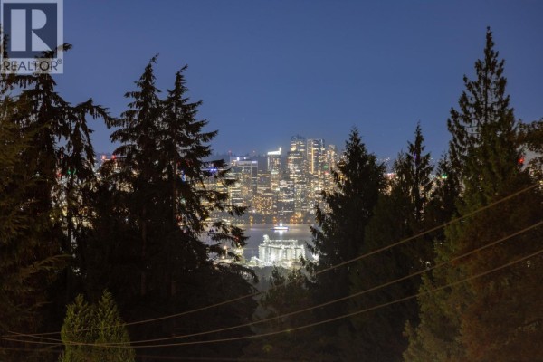 4716 Skyline Drive, North Vancouver, BC V7R3H8 Photo 4
