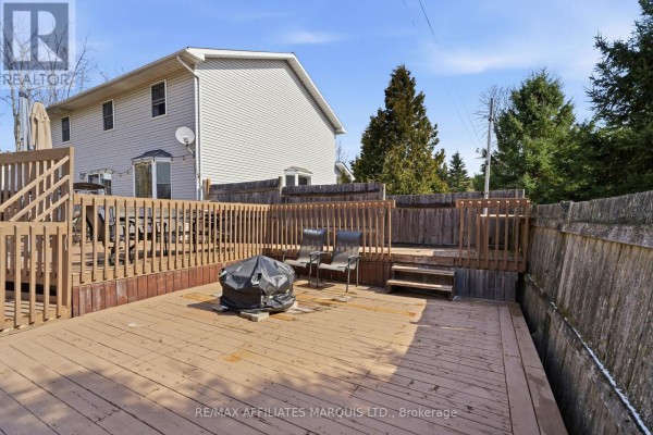 Multi-level deck with fire pit & seating - 4720 O'keefe Road South Stormont