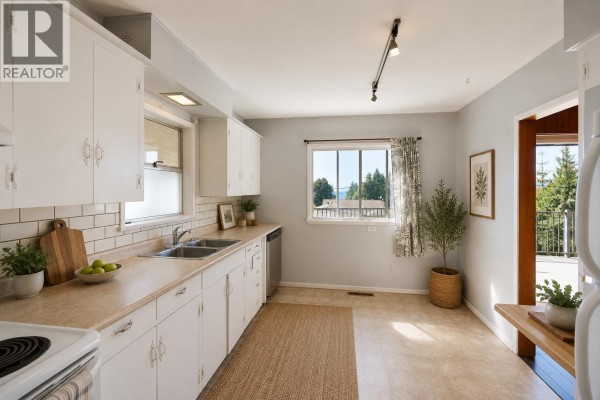 4726 Laurel Avenue, Sechelt, BC V7Z0E7 Photo 4