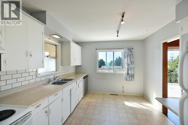 4726 Laurel Avenue, Sechelt, BC V7Z0E7 Photo 5