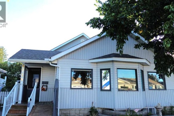 5pc Bathroom - 4729 49a Avenue, Lacombe, AB T4L1N4 Photo 2