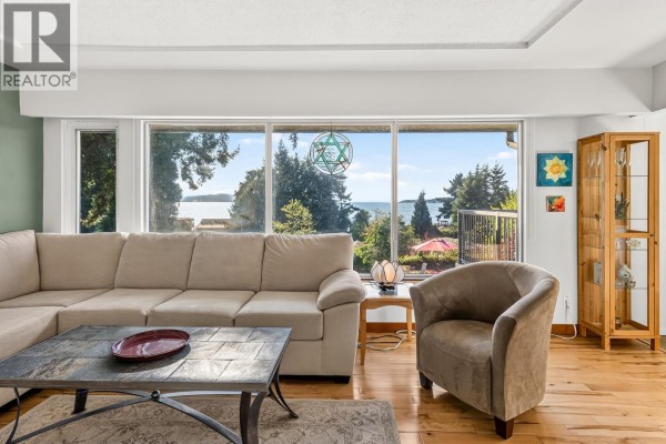 4735 Laurel Avenue, Sechelt, BC, photo 2