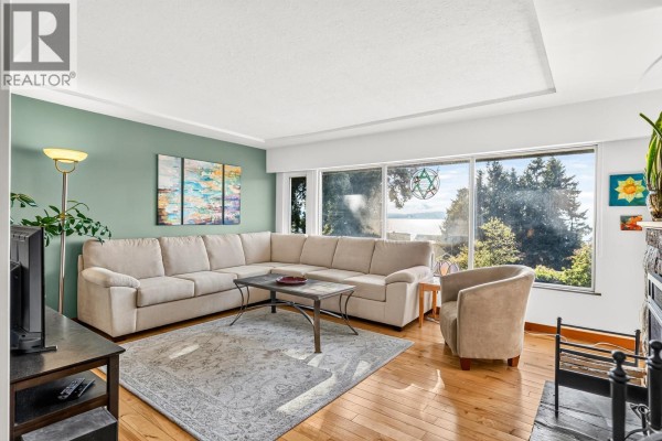 4735 Laurel Avenue, Sechelt, BC, photo 3