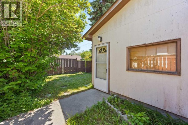 Living room - 4739 Rundlewood Road Ne, Calgary, AB T1Y2N7 Photo 5