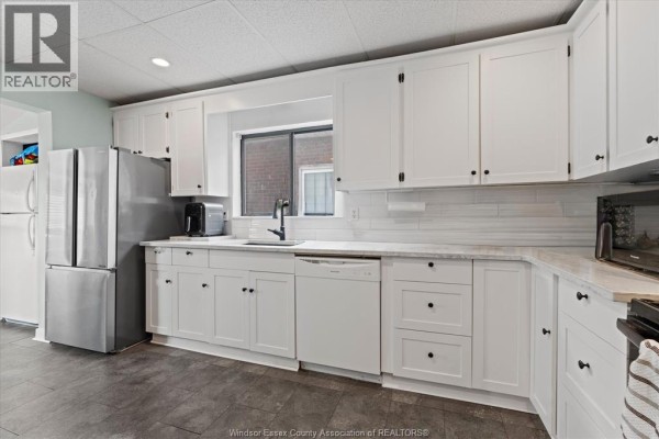 Walk-in shower with rainfall head and modern vanity with mosaic tile accent - 475 Mckay Avenue Windsor