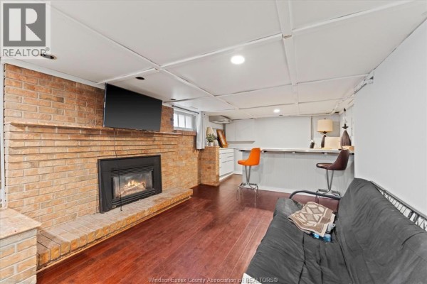 Bedroom with TV, desk, closet, and ceiling fan - 475 Mckay Avenue Windsor