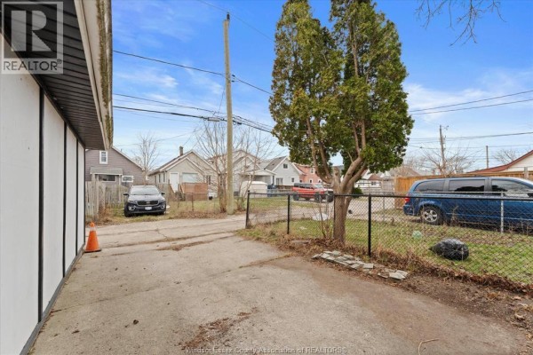 Kitchen with white cabinets, subway tile backsplash, stainless steel appliances - 475 Mckay Avenue Windsor