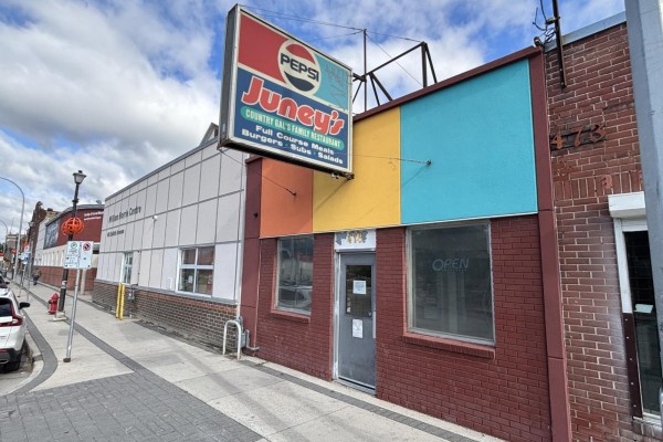 475 Selkirk Ave, Winnipeg, MB R2W2M6 Photo 2