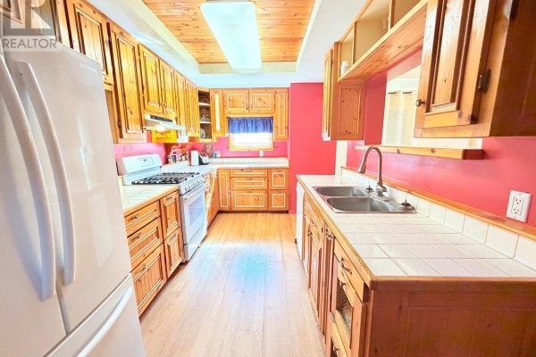 Kitchen - 476 Laurier Avenue, Iroquois Falls, ON P0K1G0 Photo 3