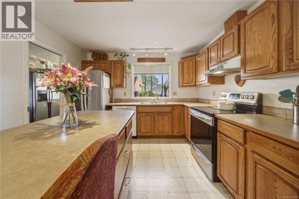 476 Qualicum Rd, Qualicum Beach, BC, photo 3