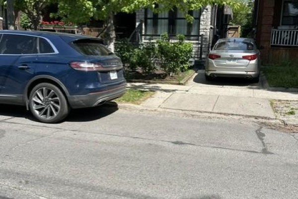 476 Strathmore Boulevard N, Toronto, ON, photo 2