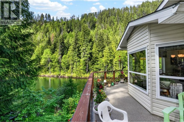 Family room - 4761 Highway 31, Fletcher Creek, BC V0G1M0 Photo 4