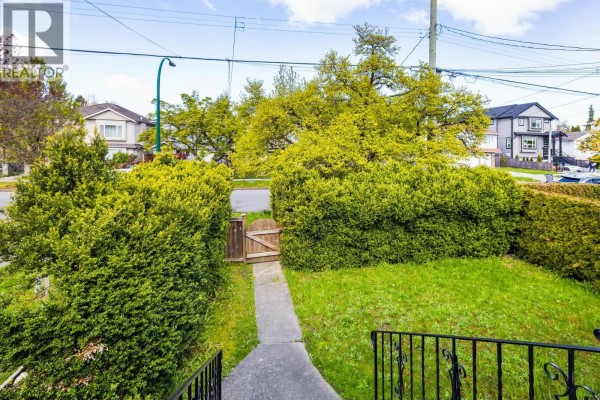 4766 Gothard Street, Vancouver, BC V5R3K9 Photo 4