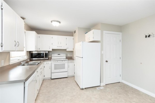 Living room - 478 Rosewood Drive, Steinbach, MB R5G0H4 Photo 3