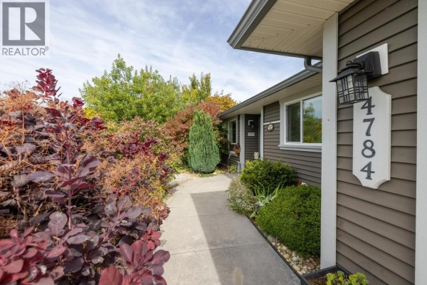 4784 Tamarack Place, Sechelt, BC V7Z0E8 Photo 2