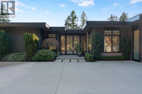 Front entrance featuring concrete driveway and landscaped garden - 4799 Clovelly Walk, West Vancouver