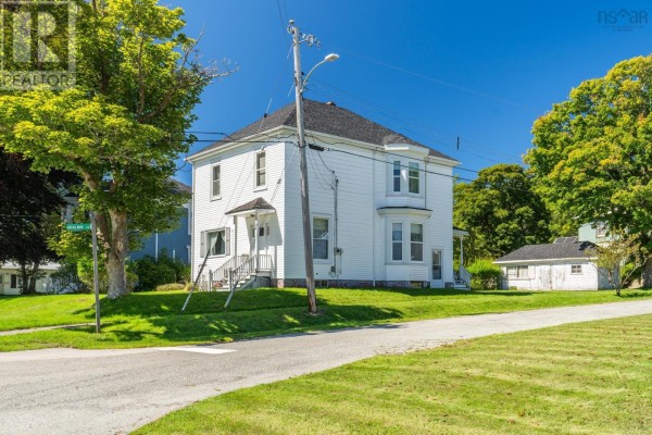 48 Albert Street, Yarmouth, NS, photo 3