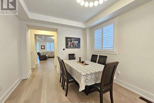 Kitchen - 48 Duxbury Road, Brampton, ON L6R4E3 Photo 4
