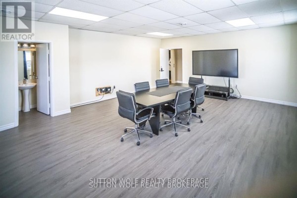 48 Front Street E, Strathroy Caradoc, ON N7G1Y6 Photo 4