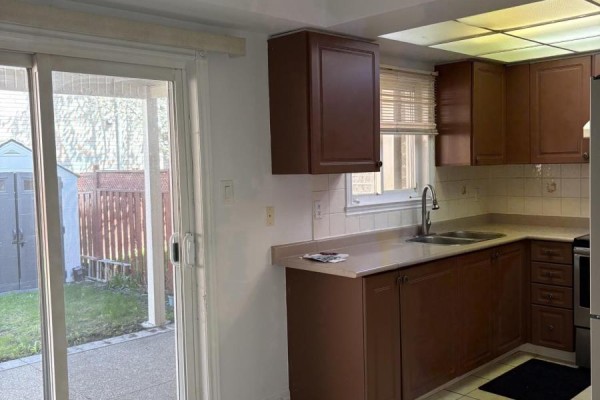 Kitchen - 48 Grand Valley Boulevard, Vaughan, ON L6A3K2 Photo 3