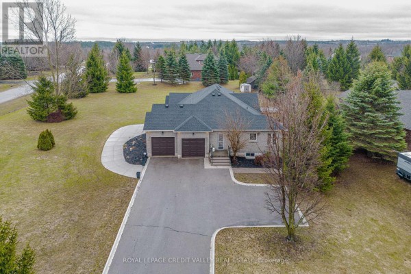 Family room - 48 Rayburn Meadows Road, East Garafraxa, ON L9W7E7 Photo 5