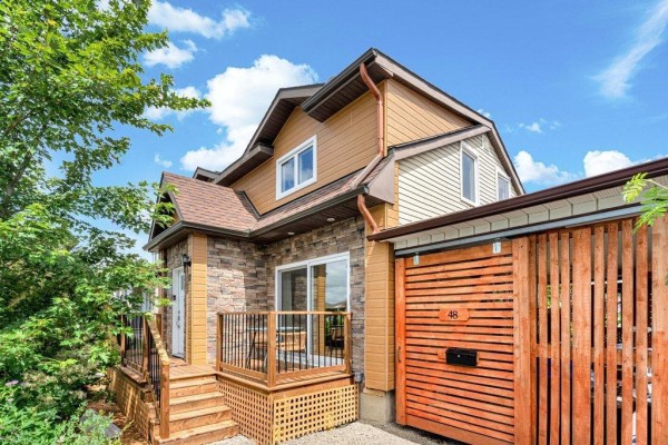 Dining area with wooden table, chairs, fireplace, and large sliding glass doors. - 48 Rue St-josaphat, Gatineau