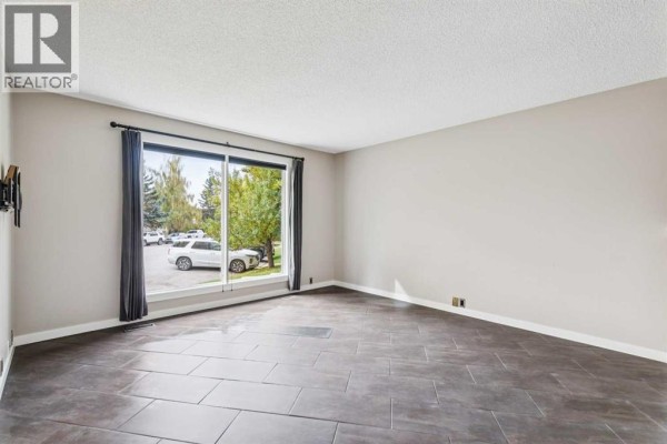 Living room - 48 Woodglen Court Sw, Calgary, AB T2W4K3 Photo 4
