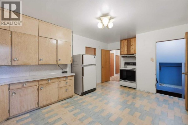 Living room - 4803 42 Street, Ponoka, AB T4J1R1 Photo 5