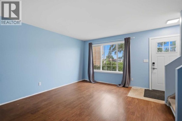 Living room - 4808 Lansdowne Avenue, Blackfalds, AB T0M0J0 Photo 4
