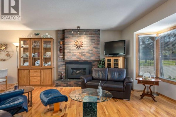 Foyer - 4808 Valiant Drive Nw, Calgary, AB T3A1X2 Photo 4
