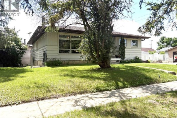 Living room - 4812 47 Avenue, Forestburg, AB T0B1N0 Photo 2