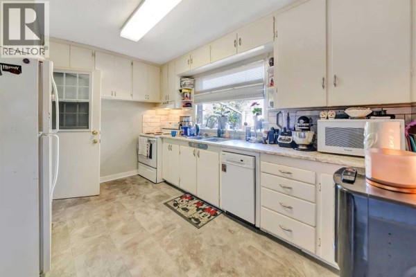 Living room - 4813 48 Street, Lloydminster, AB S9V0K6 Photo 5