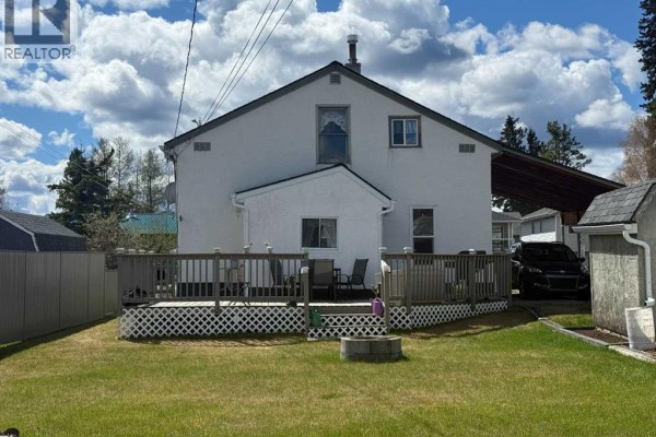 Living room - 4820 17 Avenue, Edson, AB T7E1V6 Photo 4