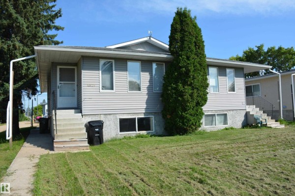 Kitchen - 4823 & 4825 52 St, Barrhead, AB T7N1G3 Photo 3