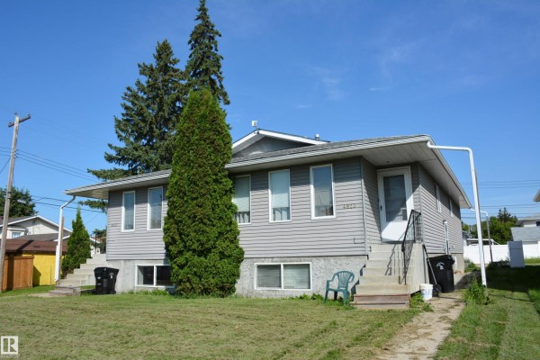 Primary Bedroom - 4823 & 4825 52 St, Barrhead, AB T7N1G3 Photo 4