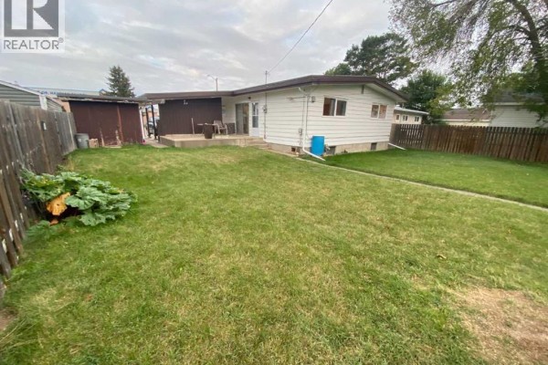 Living room - 4825 56 Avenue N, Taber, AB T1G1E4 Photo 4